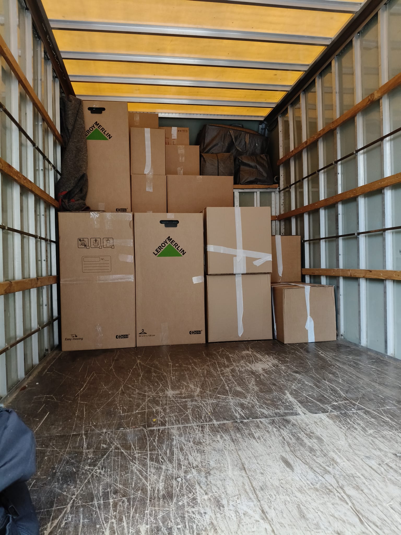 Cajas organizadas en guardamuebles