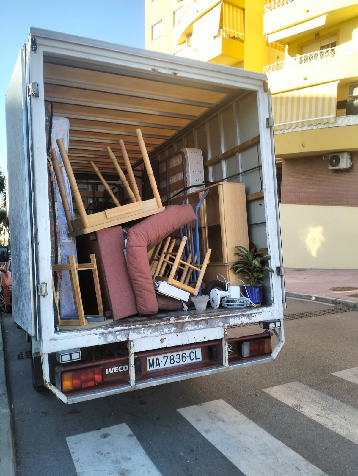 Retirada de mesas y mobiliario